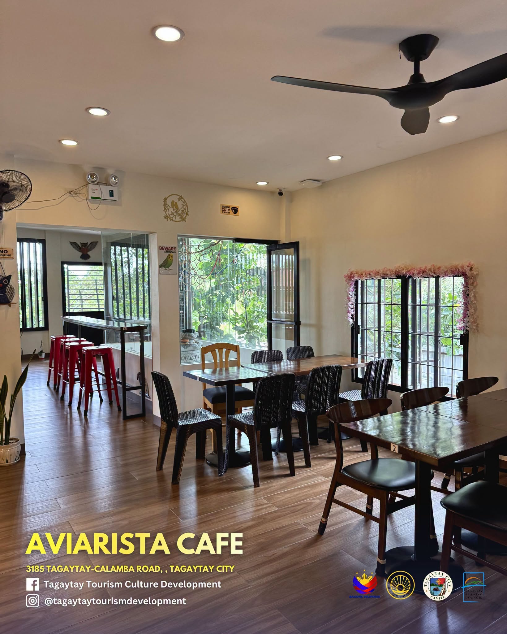 Warm dining area at Aviarista